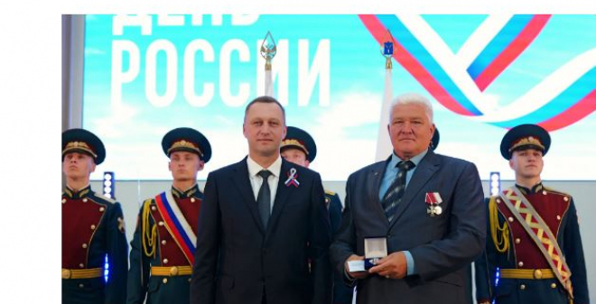 В областном правительстве губернатор вручил государственные и региональные награды жителям