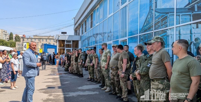 Очередная группа побывавших в отпуске бойцов возвращается на СВО