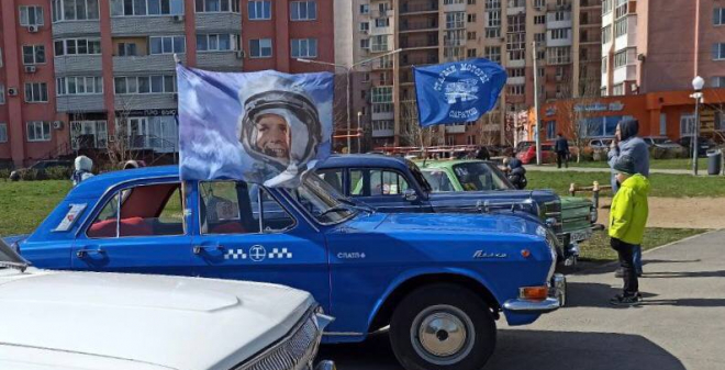 В День космонавтики Николай Панков передал поздравления и подарки детскому клубу поселка Юбилейный