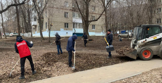 В Саратове убрались в более 2400 дворах