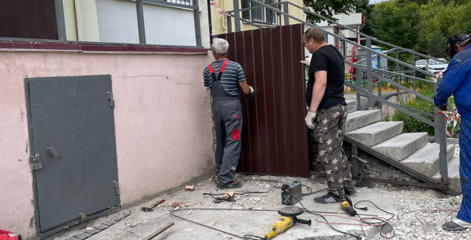 В микрорайоне Лесная Республика идет ремонт дворов