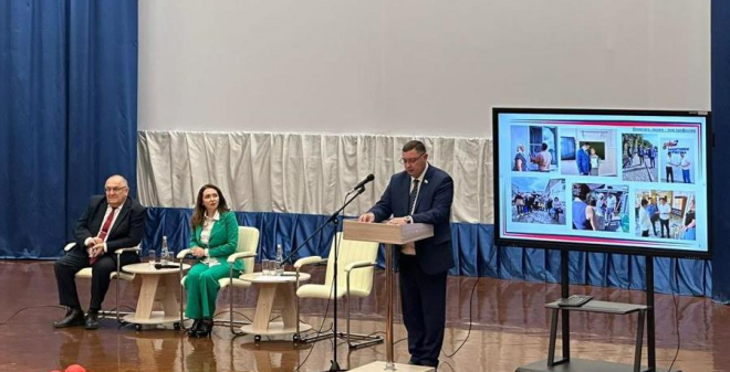 Евгений Ковалёв и Юлия Литневская отчитались перед своими избирателями в Октябрьском районе Саратова