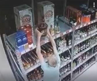 Саратовца подозревают в краже 4,5 литров алкоголя и в грабеже магазина сотовой связи