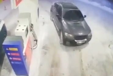 Водитель дорогой иномарки признался в кражах топлива с автозаправочной станции