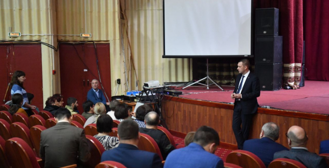 В Ершовском районе Роман Бусаргин встретился с семьями бойцов, которые находятся сейчас в зоне боевых действий