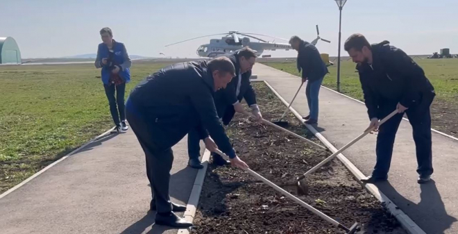Попечительский совет принял участие в субботнике на территории гагаринского аэроклуба