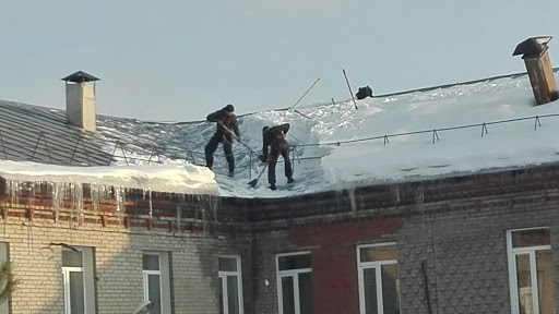 В Саратове очистили свыше 280 крыш от наледи и сосулек