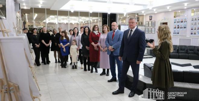 В региональном парламенте открылась фотовыставка «Жены Героев»