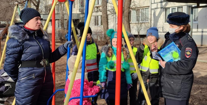 Саратовские школьники поучаствовали в акции «Будь ярким на дороге!»