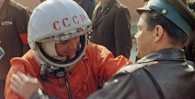 Сергей Овсянников поздравил саратовцев с 63-й годовщиной со дня первого полета человека в космос