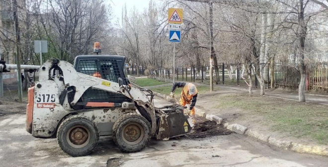В Саратове рабочие заделали ямы еще на 6 улицах