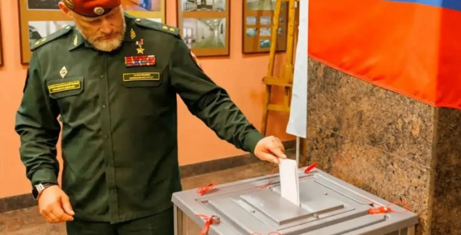 Боевой генерал проголосовал на выборах в Саратове