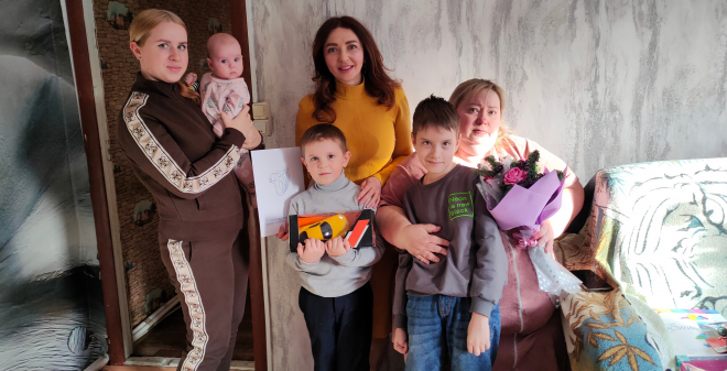 Юлия Литневская посетила с подарками семью участника СВО