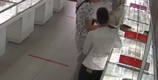 Полицейские задержали саратовца, подозреваемого в ограблении ювелирного салона
