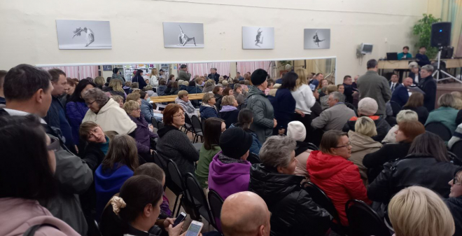 Встреча в Жасминном. В ответ на заявление жительницы, что большинство жителей против, зал крикнул, что это - неправда