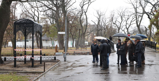 В городском парке начались работы по устройству освещения
