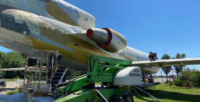 Як-42 на площади Героев Донбасса в Саратове покрасят