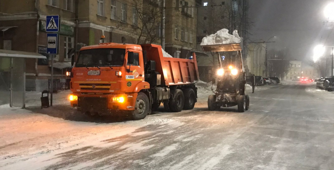 Заместитель главы администрации Октябрьского района проконтролировал ход работ по очистке улиц от снега