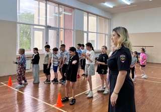 Сотрудники Госавтоинспекции Саратова провели эстафету по ПДД для детей, посещающих школьную площадку