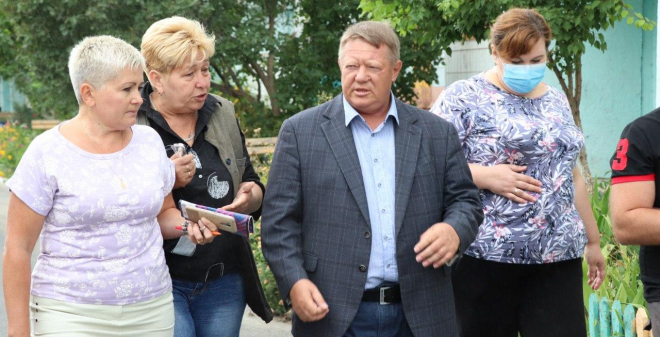Николай Панков обсудил с жителями Вольска ремонт тротуаров в городе