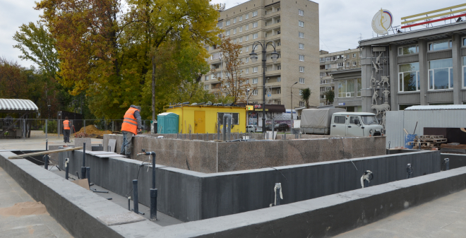 Рабочие приступили к облицовке ярусов фонтана «Одуванчик»
