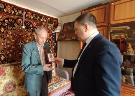 Сергей Пименов вручил ветерану юбилейную медаль «80 лет Победы в Великой Отечественной войне»