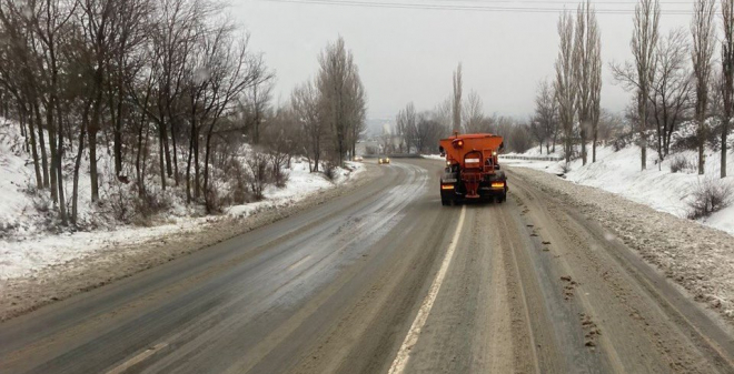 На дорогах области продолжает работать спецтехника