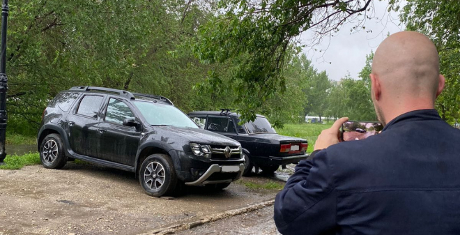 В Ленинском районе продолжают выявлять факты парковки автомобилей на зеленых зонах
