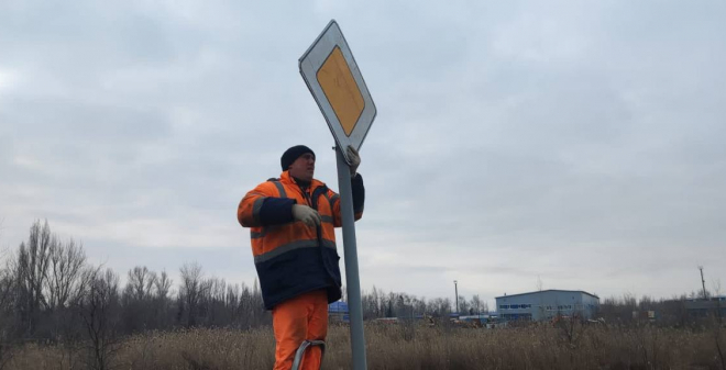 Более 1000 дорожных знаков привели в нормативное состояние в Саратове