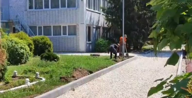 В Саратове продолжаются работы по асфальтировке дворовых территорий школ и детских садов