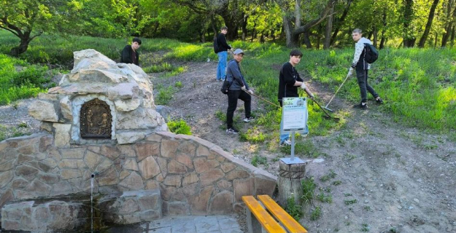Студенты саратовских вузов навели порядок вблизи родников Кумысной поляны