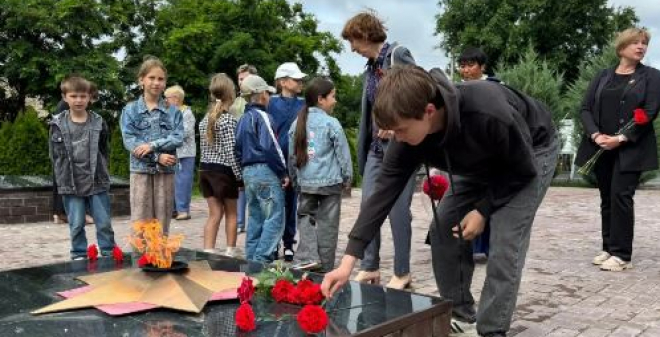 В День памяти и скорби по всей области зажигают свечи и возлагают цветы