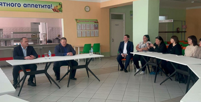Панков обсудил с учителями и родителями решения по школьному питанию в Пугачеве