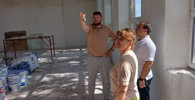 Глава комитета по образованию проверила ремонт спортзалов в школах Саратова
