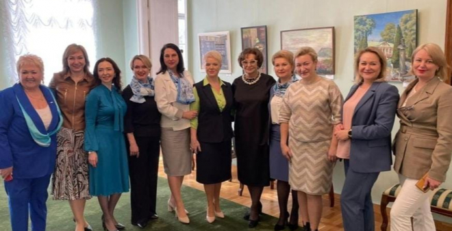 Юлия Литневская презентовала Саратовский калач Екатерине Лаховой