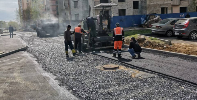 Ведется асфальтировка дороги к новой поликлинике в поселке Юбилейный