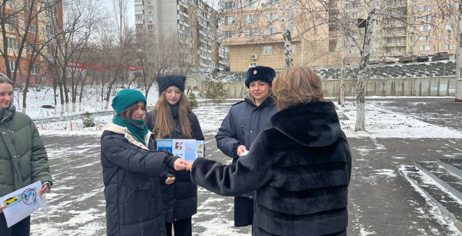 Школьники напомнили родителям об опасности зимней дороги