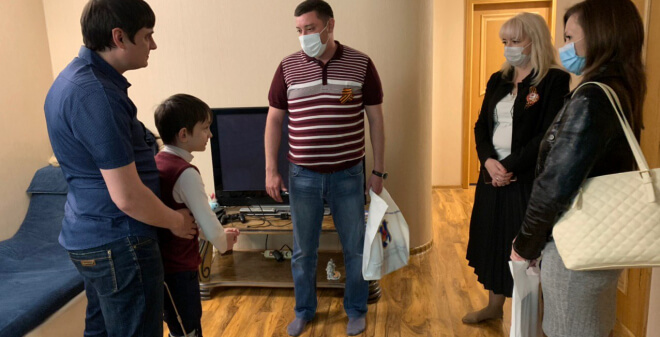 Саратовскому школьнику передали планшет для дистанционного обучения