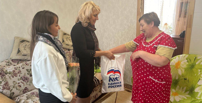 Ирина Видина поздравила жительниц Октябрьского района с Днем матери