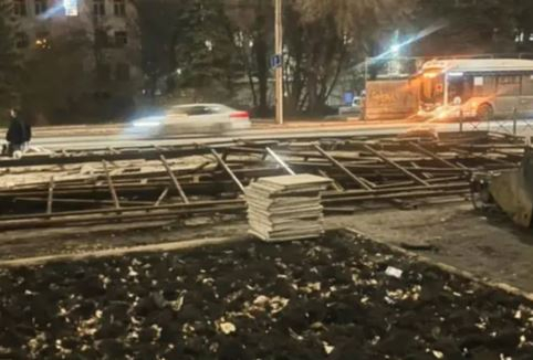На проспекте 50 лет Октября демонтировали незаконный магазин