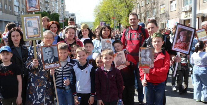 В Саратове прошла масштабная патриотическая акция «Бессмертный полк»
