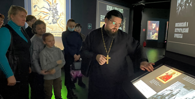 В Саратове открылась выставка «100-летие подвига новомучеников и исповедников Российских при изъятии святынь»