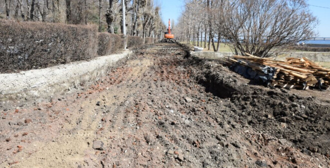 На набережной рабочие приступили к снятию старого покрытия с дорожек