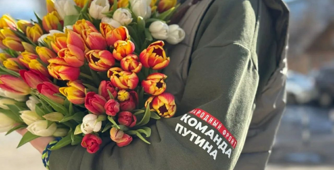 Саратовские активисты поздравили женщин-волонтёров и семьи героев с наступающим 8 Марта