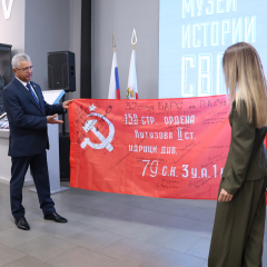 Делегация Запорожской области передала музею истории СВО знамя с позывными саратовских бойцов