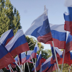 Саратовцы гордятся российским триколором