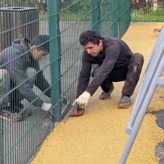 На спортивных площадках набережной перекладывают рекортановое покрытие