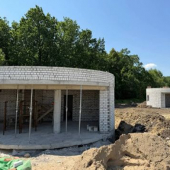 На площадке строящегося агротуристического парка в Татищевском районе продолжается возведение инфраструктуры