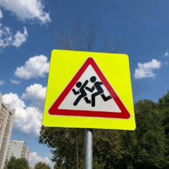 В Саратове продолжается установка новых дорожных знаков