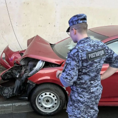 В Саратове сотрудники Росгвардии первыми пришли на помощь к женщине, попавшей в ДТП из-за возникшего сердечного приступа
